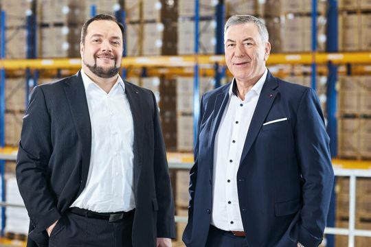 (Tobias Brandt (links) übernimmt von Peter Mundt die Leitung der deutschen Nosta Sea & Air GmbH. Mundt gehört bereits seit Anfang Januar dem Management Board der Nosta Group an. (Bild: Nosta Group))