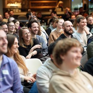 Austausch gehört zum Programm: Bei der Roadshow bleibt neben den fachlichen Impulsen bewusst Raum für Gespräche, neue Perspektiven und Networking. (Bild: kernpunkt Digital GmbH)