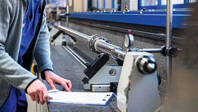 Ein Kugelgewindetrieb wird bei Kammerer fertigungsbegleitend geprüft.(Bild:  Joshua Rzepka für Kammerer)