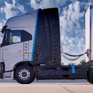 Der Nikola Tre FCEV soll mit einer Wasserstoff-Ladung 800 Kilometer weit fahren.(Bild:  Nikola)