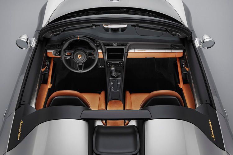 Die Vollschalensitze bestehen aus Karbon, der Lederbezug ist klassisch cognacfarben. (Bild: Porsche)