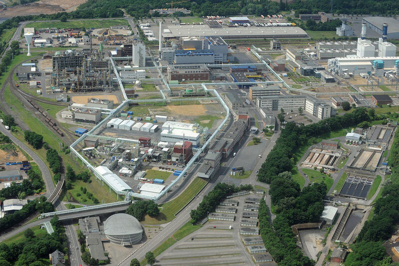 Luftaufnahme des Chemieparks, betrieben von Infraserv Knapsack, in Hürth. Der Chemieparkbetreiber lagert und wartet die Magnetkupplungspumpen von CP Pumpen für Bayer. (Bild: CP Pumpen)
