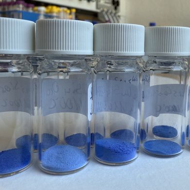 Exquisite Farbpalette: der Nanofarbstoff „Zurich Blue“ (Bild: Empa)