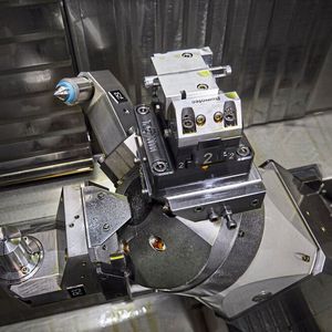 Die Mehrfachgreifeinrichtung auf der Gegenstation senkt die Nebenzeiten extrem. (Bild:  Starrag/Ralf Baumgarten)