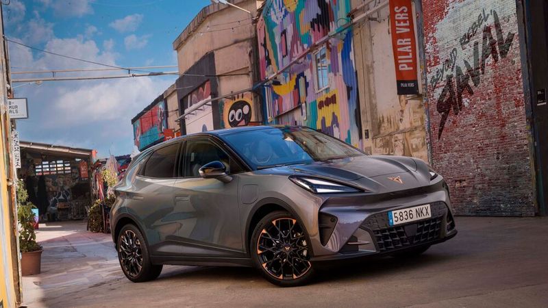 Der Raval trägt den Namen eines Szeneviertels in Barcelona und soll die Straßen mit rebellischem Elektro-Charakter erobern. (Bild:  Cupra via Autoren-Union Mobilität)