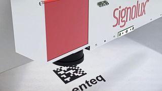 Das UKP-Lasersystem Signolux von Penteq ermöglicht mit dem Ultrablack Marking-Verfahren tiefschwarze und dauerhafte Beschriftungen auf Metall, Glas und verschiedenen Kunststoffen. (Bild: Penteq)