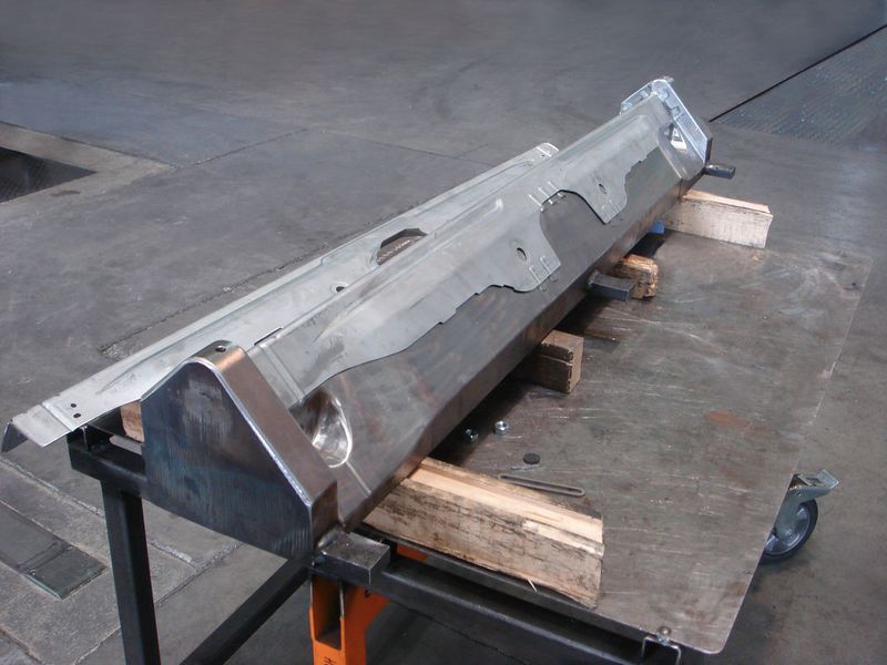 Der L-förmige Crashträger springt sowohl in Längsrichtung als auch in Schenkelrichtung auf. (Archiv: Vogel Business Media)