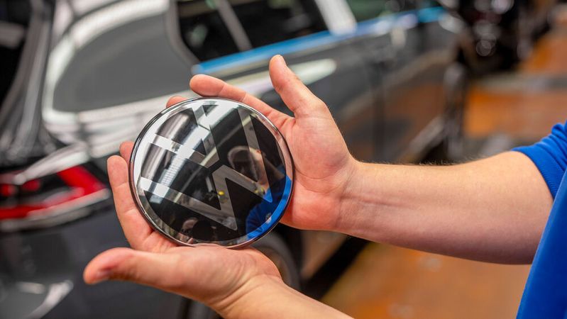 Volkswagen hat im Jahr 2024 deutlich weniger Geld verdient als im Jahr zuvor.(Bild:  Volkswagen)