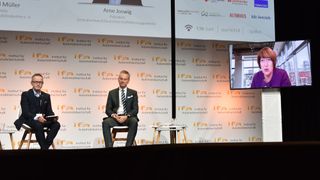 Präsidentenrunde bei IfA-Direktor Stefan Reindl (l.): ZDK-Präsident Arne Joswig und die online zugeschaltete VDA-Präsidentin Hildegard Müller diskutierten auf dem 24. Ifa-Branchengipfel. (Bild: Simon – VCG)