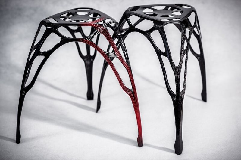 Leichtbauhocker aus carbonfaserverstärktem Kunststoff, entwickelt in Kooperation von Wissenschaftlern und Studenten von IPF und HTWD. Die eingefügten roten Linien im linken Bild symbolisieren die Kraftflüsse/Faserverläufe. (Bild: IPF)