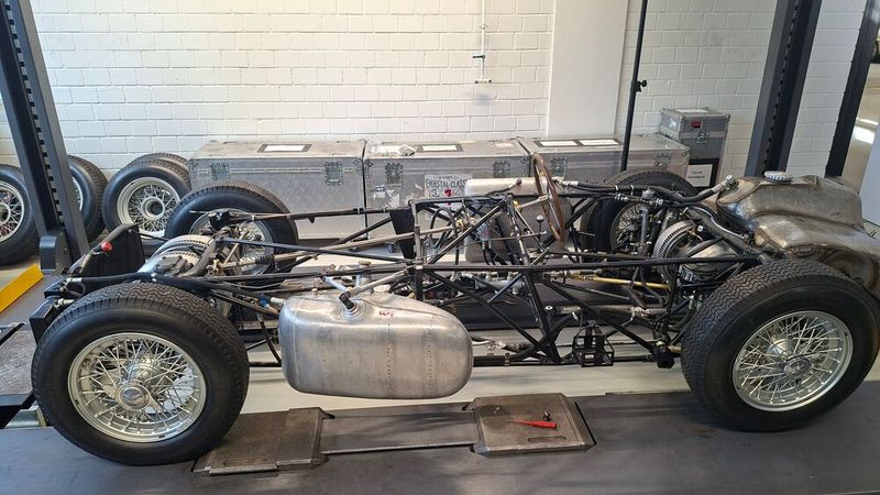 Technischer Wahnsinn: Das motorlose Chassis eines W196, mit dem die Marke 1954 und 1955 die Formel 1 bestritt. Angetrieben wird der Wagen von dem damals neu entwickelten 2,5-Liter-Reihenachtzylinder Mercedes-Benz M 196. Eigentlich handelt es sich im zwei hintereinander platzierte Reihenvierzylinder, denn der Abtrieb erfolgt mittig. Weitere Besonderheiten sind Sackzylinder und eine desmotronische Ventilsteuerung. (Bild: Dominsky – VCG)