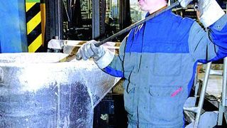 Bild 1: Die Schutzkleidung Mewa Exklusive Alu ist speziell für Mitarbeiter in Aluminiumgießereien geeignet.Bild: Mewa (Archiv: Vogel Business Media)