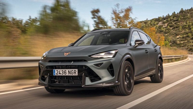 Breitere Radkästen, eine konturierte Frontstoßstange und ein markanter Frontsplitter mit VZ5-Gravur betonen das kraftvolle Auftreten des Formentor VZ5. (Bild: sessantuno.com)