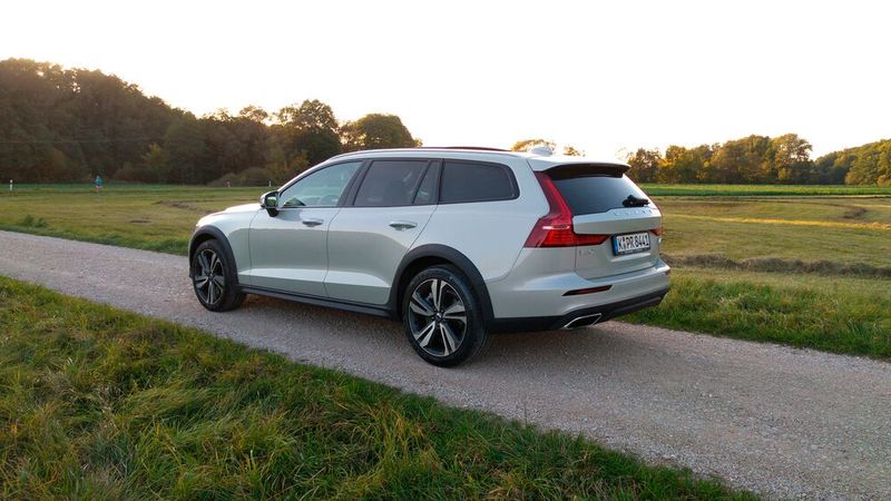 Mit 1.815 Kilogramm ist der V60 CC recht schwer – das Gewicht sorgt aber auch für ein solides, stoisches Fahrgefühl. Das Fahrwerk ist straff-komfortabel ausgelegt. (Bild: Thomas Günnel/Automobil Industrie)