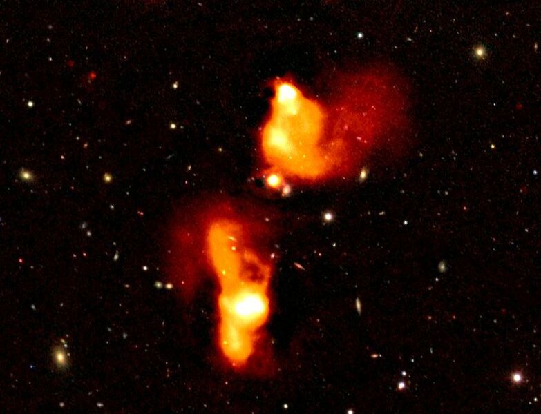 7: LOFAR-Aufnahme einer Radiogalaxie, überlagert mit einem Bild aus dem sichtbaren Spektrum desselben Himmelsausschnitts. (Cyril Tasse and the LOFAR surveys team / CC BY 3.0)