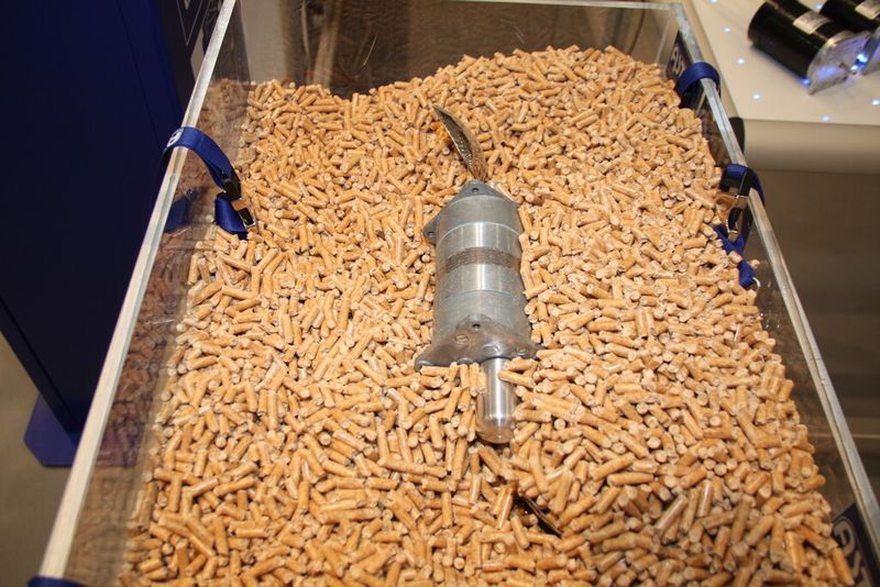 Die Astro Motorengesellschaft entwickelt Antriebslösungen nach Maß: Holzpellets zum Heizen kleben zusammen, wenn sie lange lagern. Damit das nicht passiert, wühlt sich ein Astro-angetriebener „Maulwurf