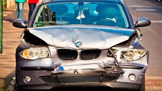 Nach einem Unfall überschreiten die Reparaturkosten oft den Wiederbeschaffungswert des Fahrzeugs. Liegen die Kosten zu hoch, muss die Versicherung nur den Wiederbeschaffungswert abzüglich des Restwertes zahlen. Einen Ausnahmefall verhandelte nun der BGH.  (gemeinfrei)