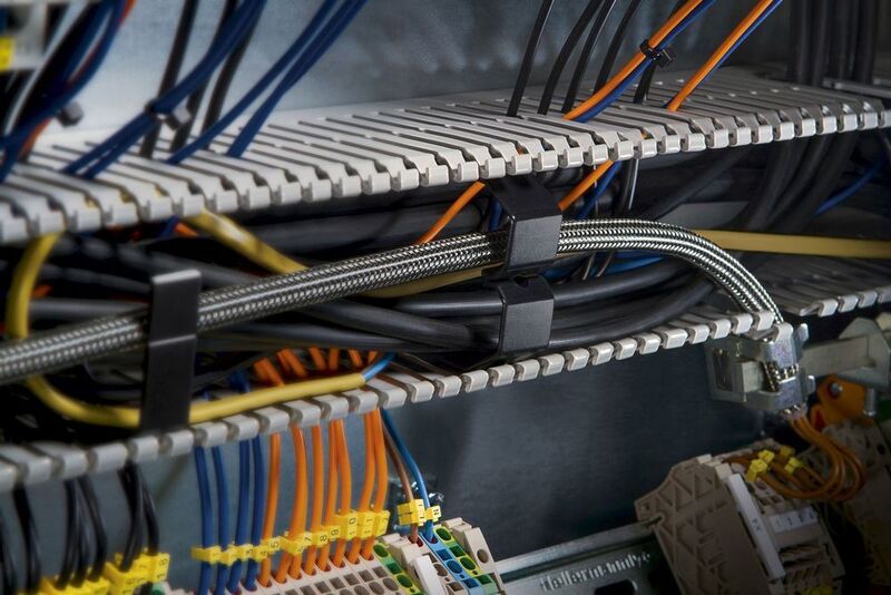 Mit dem passenden Zubehör lassen sich Kabel und Leitungen sicher befestigen. (HellermannTyton )