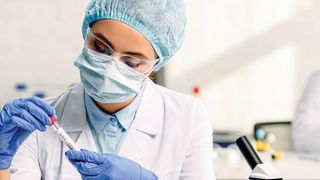 Analyseverfahren, mit denen sich Infektionskrankheiten diagnostizieren lassen, haben derzeit Hochkonjunktur, in Arztpraxen ebenso wie in Ambulanzen oder in Laboratorien. In den Analysegeräten sind oft Kleinstantriebe von Faulhaber zu finden. (Bild: ©LIGHTFIELD STUDIOS - stock.adobe.com)