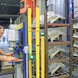 Verschiebebahnhof: Zur Einstellung der gewünschten Eigenschaften werden die Gussteile auf Gestellen durch eine vollautomatische Ofenanlage gefahren.