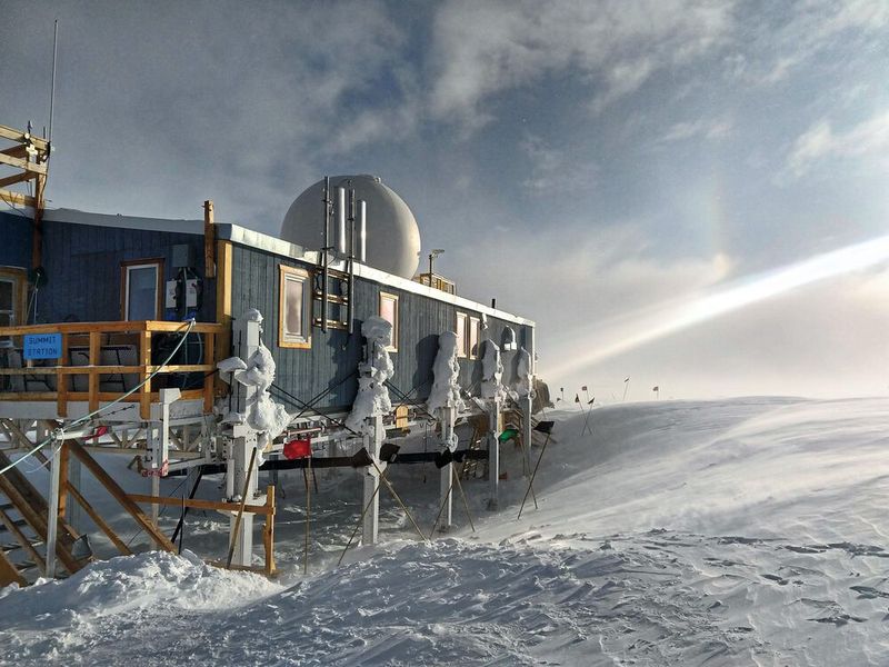 Das Forschungslabor Summit Station liegt mitten auf dem grönländischen Eisschild.  (Bild: RNO-G, Cosmin Deaconu)