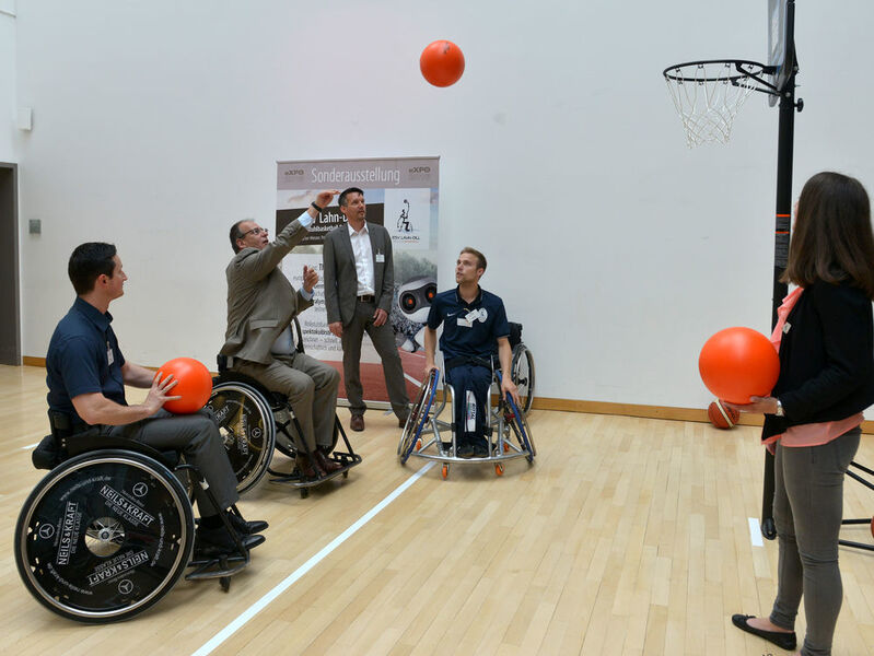 Die Sonderausstellung widmete sich ebenfalls den „Höchstleistungen!“. Thomas Böhme (mehrfacher Deutscher Meister, Nationalspieler und Teilnehmer der diesjährigen Paralympics; im Bild rechts) animierte die Besucher zum Mitmachen (ekom21)