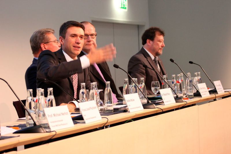 Stefan Müller, Parlamentarischer Staatssekretär im Bundesministerium für Bildung und Forschung: „Mit dem Forum Medtech Pharma hat die Nürnberg-Messe einen kompetenten Partner, um ab 2017 eine neue Veranstaltung für die Medizintechnikbranche zu realisieren.“ (Reinhardt / Devicemed)