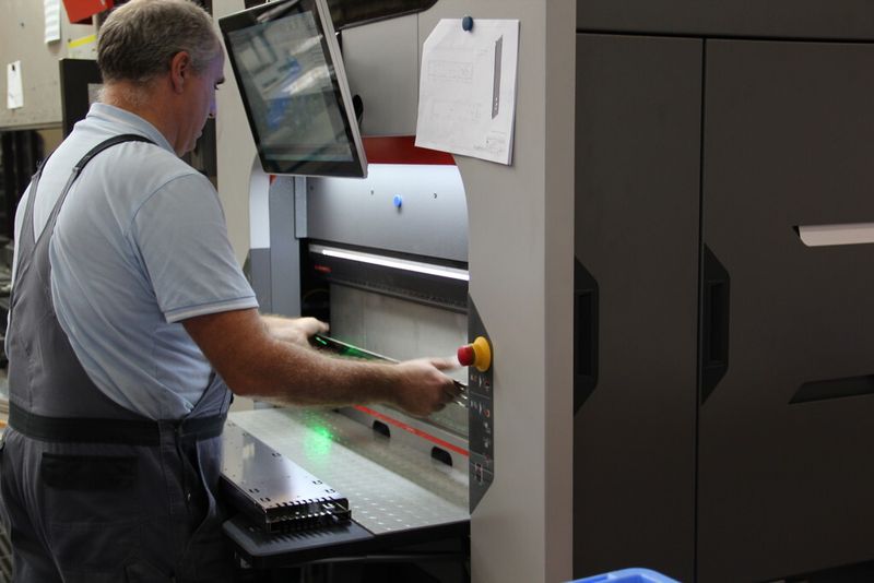 Nachdem die Mitarbeiter die neue Abkantmaschine testen konnten, stieg auch die Akzeptanz. (Bild: Itasse)