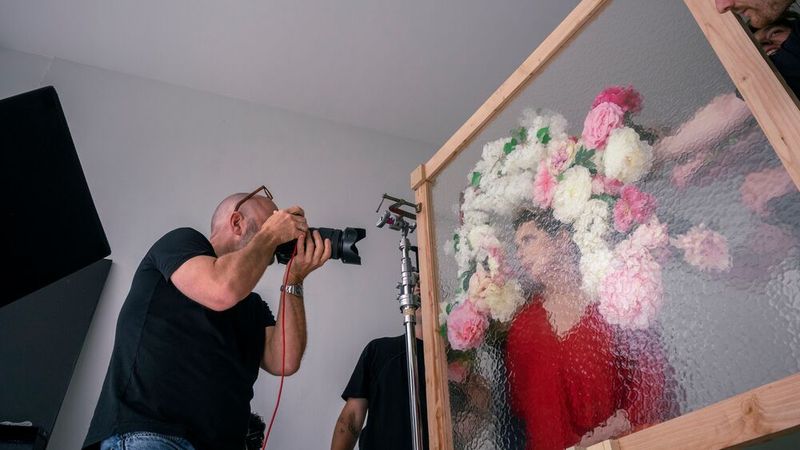 Der Weg zum Blumenkranz war ein vorsichtiges Arrangieren der floralen Elemente. (Bild: Alessandro Scotti)