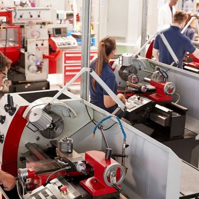 Gute Nachrichten! Der deutsche Maschinen- und Anlagenbau wird versuchen, die Zahl der Beschäftigten zu halten, hat die dpa vom VDMA erfahren. Und was die USA angehe, so habe man auch vor Zöllen keine große Angst ... (Bild: VDMA)