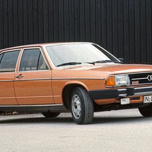 Im August 1976 stellt Audi in Luxemburg den Audi 100 der zweiten Generation (C2) vor. Erstmals sorgt ein Fünfzylinder-Benzinmotor in einem Modell der Marke mit den vier Ringen für Vortrieb. Der Einspritzmotor mit 2.144 cm3 Hubraum leistet 110 kW (136 PS) bei 5.700 Umdrehungen pro Minute. Das maximale Drehmoment von 185 Newtonmetern liegt bei 4.200 Touren an. Die Markteinführung des Audi 100 (C2) folgt im März 1977. Ab September 1979 ist der Fünfzylinder-Motor auch im Audi 200 lieferbar, ab August 1982 ist er im Nachfolger des C2 verbaut, dem Audi 100 C3.  (Bild:  Audi)