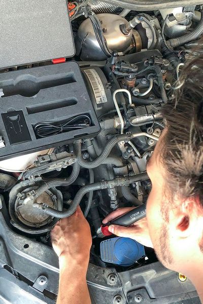 Die hohe Leistung des Akkulötkolbens erlaubt auch die Instandsetzung dickerer Kabel. (Busching)