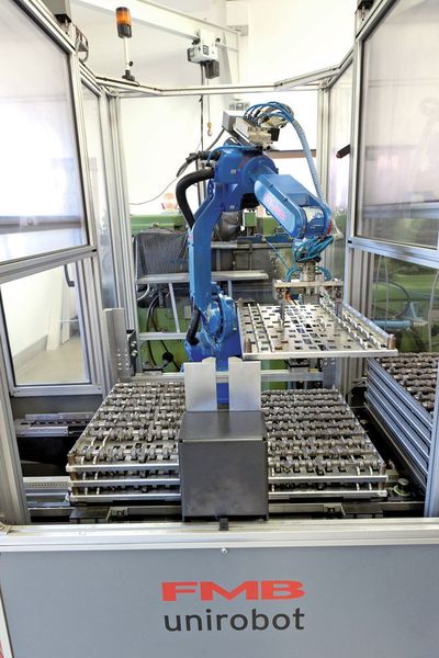 Bild 2: Die Werkstückaufnahmepaletten für die lagefeste Aufnahme von jeweils zehn respektive acht Exzenterwellen sind das Kennzeichen der beiden schlüsselfertigen Unirobot-Automationszellen.  (Bild: Klaus Hennecke)