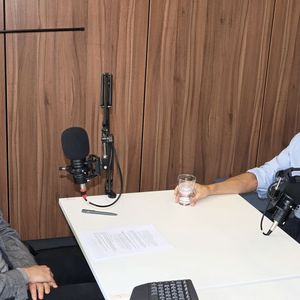 „Wer nicht Ende 2027 CRA-compliant ist, wird 2028 in Europa nichts mehr verkaufen. Der Druck ist wirklich da!“ - Christoph Adam, Head of Product Management bei Softing (re.) im Gespräch mit PROCESS-Redakteur Dominik Stephan.(Bild:  PROCESS/Kempf)