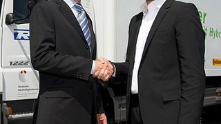 Geschäftsführer Andreas Ritter (rechts) und Marketingleiter Continental Ersatzgeschäft Nutzfahrzeugreifen Deutschland Jan Michaelsen besiegeln den Praxistest bei Ritter Logistik. Bild: Continental (Archiv: Vogel Business Media)