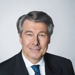 Titel, Name: Dr. Wolfgang Büchele  Geburtsjahr: 1959 in Geislingen  Funktion: Vorsitzender des Vorstands  Firma: Linde AG Mitglied im Aufsichtsrat: Merck KGaA     Ausbildung:  1978: Abitur 1979 - 1984: Studium der Chemie an der Universität Ulm 1984 - 1987: Assistent im Fachbereich Anorganische Chemie der Universität Ulm 1987: Promotion zum Dr. rer. Nat. (Fachbereich: Anorganische Chemie)   Berufliche Laufbahn:  1987: Eintritt in die BASF AG als Forschungschemiker Industriekatalysatoren 1990 - 2001: Verschiedene leitende Positionen in Ludwigshafen und Hongkong 2001 - 2003: Vorsitzender Region Osteuropa, Afrika, Westasien 2003 - 2005: Vorsitzender Unternehmensbereich Performance Chemicals (Produkte und Systemlösungen für industrielle Anwendungen)  2005 - 2007: Vorsitzender Unternehmensbereich Feinchemie 2003 - 2007: Zusätzlich: Mitglied der Werksleitung 1987 - 2007: BASF AG, Ludwigshafen 2008: The Blackstone Group International Partners LLP, London, UK Projektberater 2008 - 2011: Permira Beteiligungsberatung GmbH, London/Frankfurt am Main Senior Berater 2009 - 2011: BorsodChem Zrt., Budapest, Ungarn, Mitglied des Vorstands und Chief Executive Officer 2012 - 2014: Kemira Oyj, Helsinki Finnland, President und Chief Executive Officer Mai 2014: Eintritt als Mitglied des Vorstands Seit Ende Mai: Vorsitzender des Vorstands Seit 2014: Linde AG   (Bild: Linde AG)