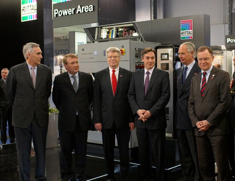 Friedhelm Loh begrüßt hohen Besuch bei Rittal auf der Hannover-Messe 2011: v.l.n.r. Peter Löscher (Vorstandsvorsitzender Siemens AG), Ronald Pofalla (Kanzleramtsminister), Friedhelm Loh (Inhaber und Vorstandsvorsitzender von Rittal), David J. McAllister (Ministerpräsident Niedersachsen), Hans-Peter Keitel (Präsident BDI), Stephan Weil (Oberbürgermeister Hannover).  (Bild: Rittal)