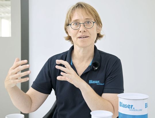 Olivia Bossart, Innovationsleiterin der Blaser Swisslube AG: «Die Entwicklung hat eindrücklich gezeigt, wie wichtig ein tiefgehendes Verständnis der chemischen und prozessseitigen Zusammenhänge für erfolgreiche Lösungen in der Zerspanung ist.»(Bild:  Matthias Böhm)