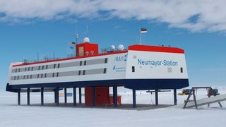 Extreme Bedingungen: Wer auf der Neumayer-Station III des Alfred-Wegener-Instituts forscht, muss mit Temperaturen bis zu minus 50 Grad, nahezu vollständiger Dunkelheit im Winter sowie wenig Privatsphäre und Rückzugsmöglichkeiten zurecht kommen. Das wirkt sich negativ auf das Gehirn aus.  (Neumayer-Station III im Dezember 2009 / Felix Riess / CC BY-SA 3.0)