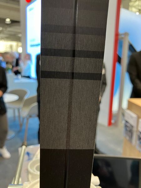 Gemeinsam mit der Firma Zipps Skiwachse GmbH haben Wissenschaftler des LZH an einer Alternative zu Ski-Wachs geforscht. Das Ergebnis: Grüner Wachs kombiniert mit einer neuartigen Mikrostruktur auf der Oberfläche soll den Fahrspaß auf Skiern auch ohne Fluor erhalten. (Bild: Juliana Pfeiffer/VCG)