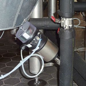 Um zu verhindern, dass glykolbasierte Kältemittel bei der Gärtankkühlung zu Fehlschaltungen führen, hat Bürkert bei der Versuchs- und Lehranstalt für Brauerei in Berlin (VLB) neue Element-Prozessventile (Typ 8801) eingesetzt.(Bild:  Bürkert Fluid Control Systems)