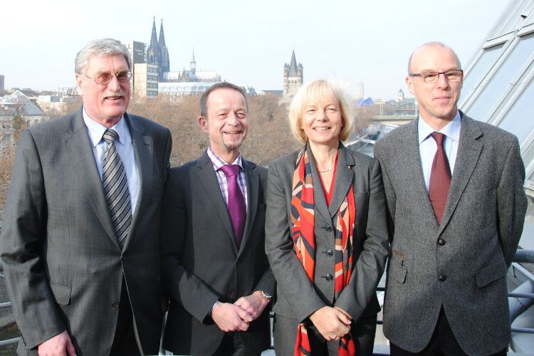 Hochkarätig besetzt (v.li.): Fritz Kuckartz (ZDK-Wirtschaftsausschuss), Stefan Reindl (Institut für Automobilwirtschaft IFA), Antje Woltermann (ZDK) und Michael Grömling (Institut der deutschen Wirtschaft Köln). (Foto: Baeuchle)