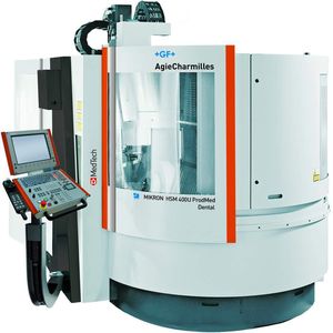 Äußerlich sieht die Mikron HSM 400U Prodmed Dental wie eine gewöhnliche Fräsmaschine aus. Für den Einsatz in der Medizintechnik verfügt die Fräsmaschine über ein spezielles Spannsystem, das die kleinen Bauteile sicher spannen kann.