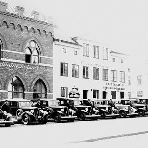 Hier eine Parade von Volvo-Taxis der Serie TR 700, aufgenommen 1936.(Bild:  Volvo)