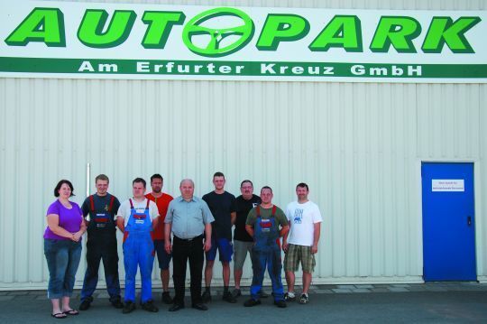 Geschäftsführer Erhard Hepp (Mitte) flankiert von der Autopark-Mannschaft. (Lauer)