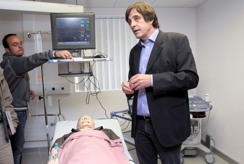 Dr. Roger Zobrist (rechts), Facharzt für Chirurgie und Leiter des AMTS, erklärt die Möglichkeiten der Akademie. (Bild: Messe Luzern)