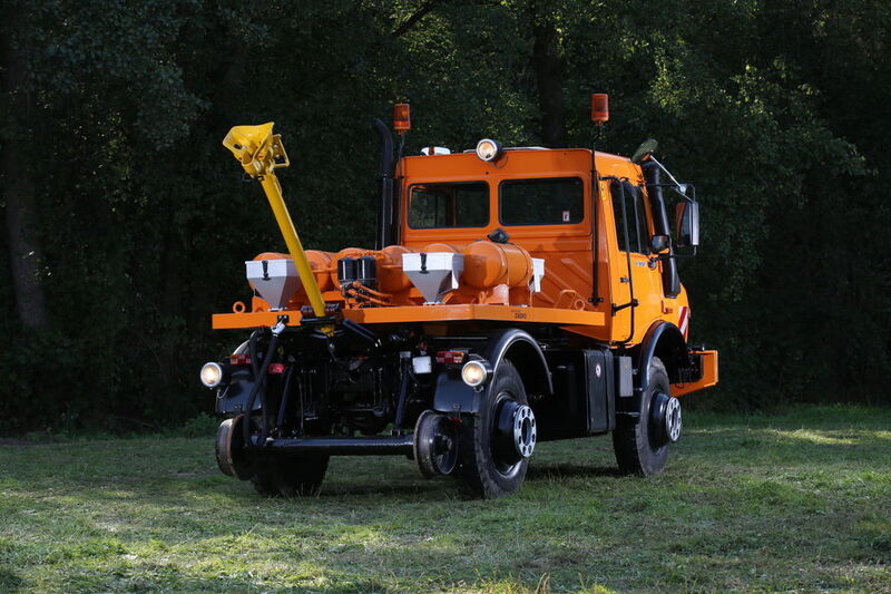 Dieser Unimog kann sich auf Straßen und Schienen fortbewegen, der Umbau stammt von Zagro. (Daimler)