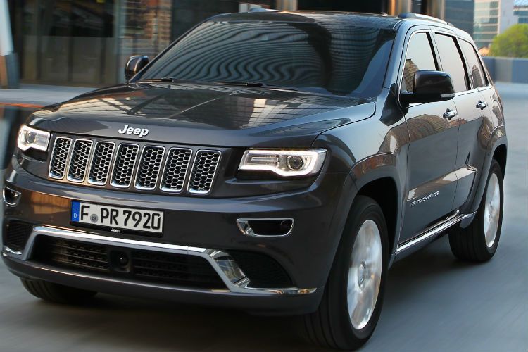 Erhältlich ist der Luxus-SUV in den Modellversionen Laredo, Limited, Overland, Summit und SRT. (Foto: Jeep)