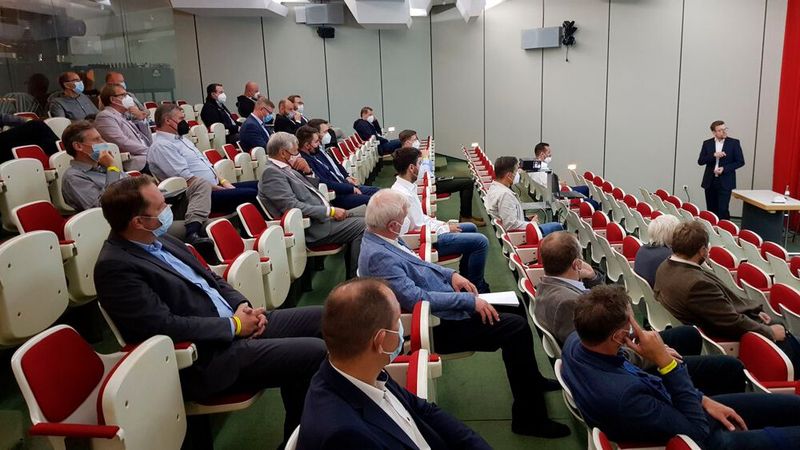 Auch die Fachvorträge fanden mit entsprechender Distanz statt. (Bild: B.Weinig/VCG)