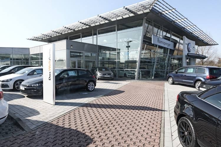 Die Mitarbeiter stehen im besonderen Fokus von Frank Eberhart, dem geschäftsführenden Gesellschafter von Ramsperger Automobile aus dem schwäbischen Kirchheim.  Denn für ihn sind es nicht alleine Produkte oder aufwändige Repräsentationsbauten, die Kunden begeistern und für das Unternehmen gewinnen, sondern eben hauptsächlich die Menschen, die dort arbeiten. (Foto: Ramsperger)